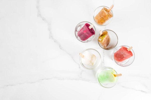 Літній партія їжа ідеї, заморожені піддатий алкоголю коктейлі фруктове морозиво - Просекко, горілка вапна Мохіто, шампанського, Белліні, Маргарита, Негроні т білий мармуровий стіл копію простір - Фото, зображення