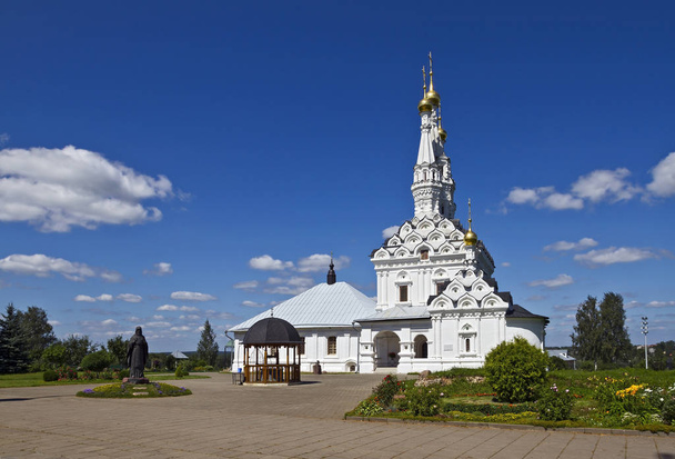 Three domed stone church of the Smolensk Icon of the Holy Mother Hodegetria in provincial town Vyazm - Foto, immagini