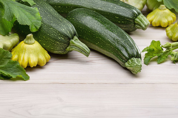 Pattypan squash and squash with leaves, close-up. Place for recording and design. - Foto, Imagen
