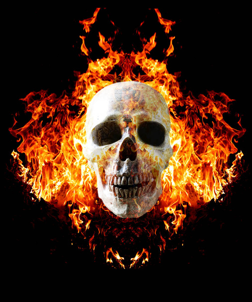 Crâne de tête en flamme sur fond noir foncé. le symbole des morts
. - Photo, image