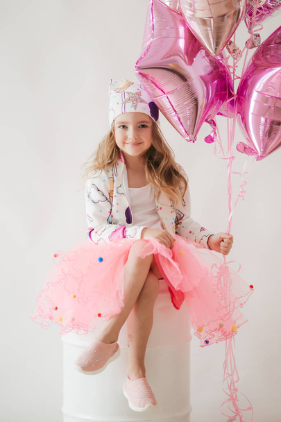 Roztomilá holčička v krásných šatech s balónky, šťastné dětství koncept  - Fotografie, Obrázek