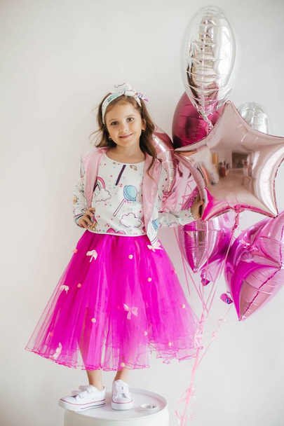 Ładna dziewczynka w piękne ubrania z balonów, szczęśliwe dzieciństwo koncepcja  - Zdjęcie, obraz