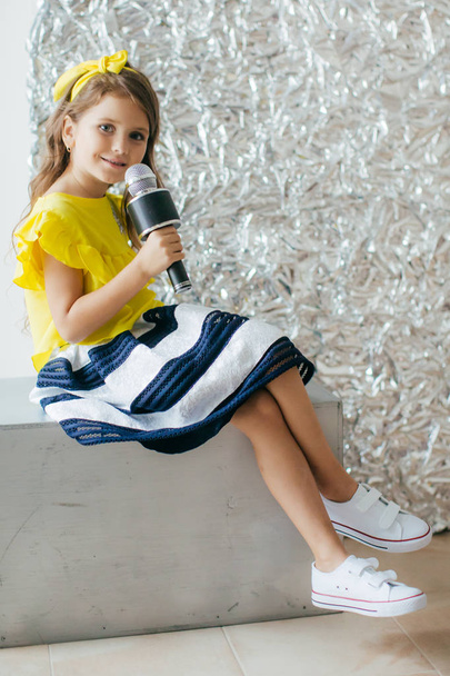 Το χαριτωμένο μικρό κορίτσι με μικρόφωνο - Φωτογραφία, εικόνα