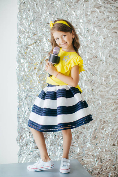 Schattig klein meisje met microfoon - Foto, afbeelding