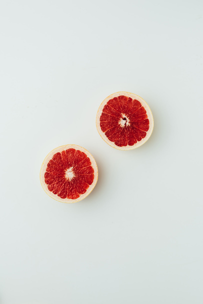 top view of juicy grapefruit halves, on grey - Foto, afbeelding