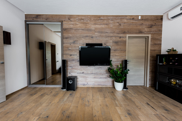 εσωτερική άποψη του άδειο μοντέρνο σαλόνι με τηλεόραση σύνολο - Φωτογραφία, εικόνα