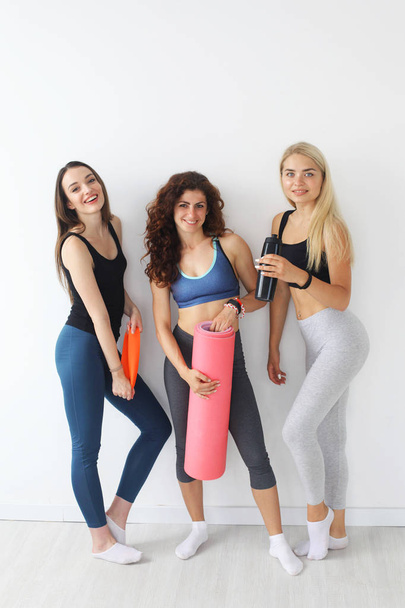 Chicas en clases de fitness
 - Foto, Imagen