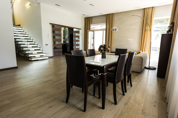 vue intérieure de la salle à manger moderne avec table, chaises et escaliers
 - Photo, image