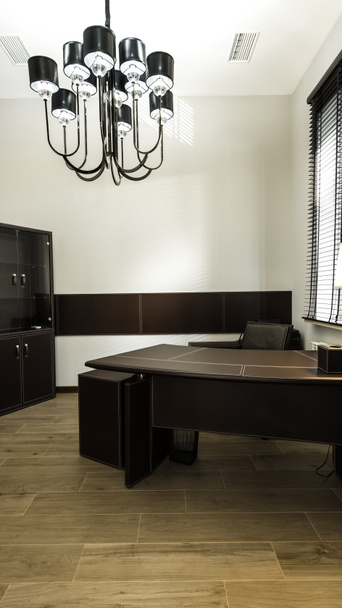 внутрішній вигляд домашнього офісу зі столом і люстрою
 - Фото, зображення