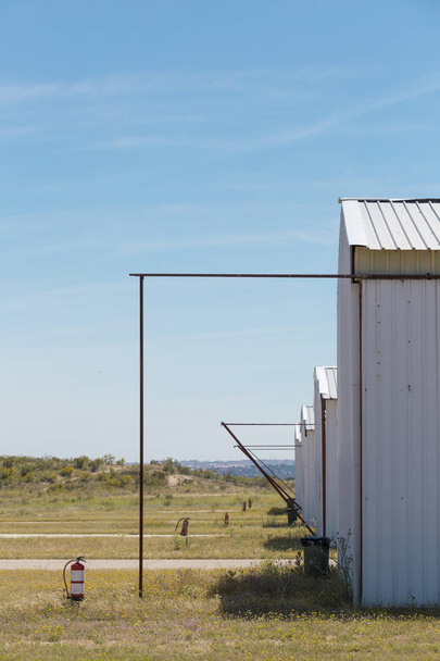 részleges kilátás nyílik a hangárok egy airfield előtt minden hangár egy tűzoltó készülék. - Fotó, kép