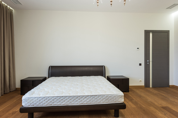 interiér ložnice s bílým matrace na posteli  - Fotografie, Obrázek