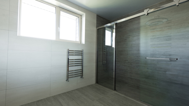 Wnętrze pusty łazienkę z przeszkloną kabiną prysznicową w kolorze szarym - Zdjęcie, obraz
