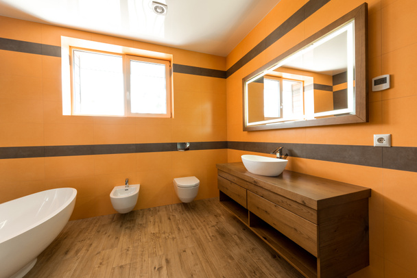 belső tér modern fürdőszoba, narancs és fehér színekben  - Fotó, kép
