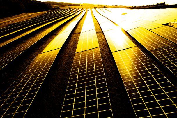 Velké stavby fotovoltaiky při západu slunce - Fotografie, Obrázek