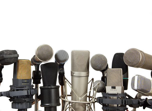 Конференція зустрічей мікрофонів на білому тлі
 - Фото, зображення