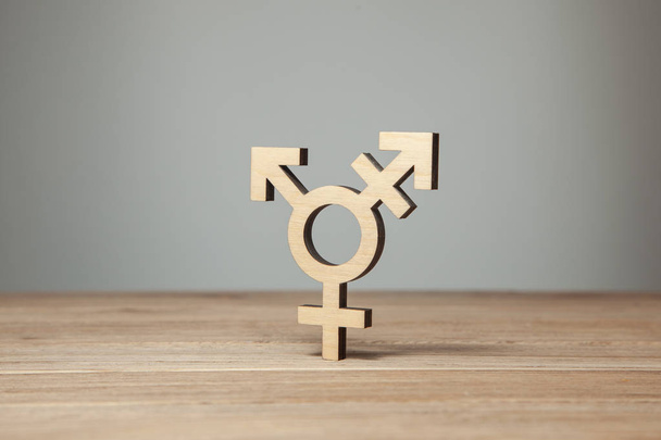 Символ трансгендера от дерева на деревянном столе
 - Фото, изображение