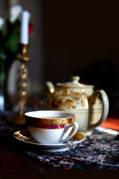 Творчо лит з Китаю антикварні порцеляни і блюдце з Engliah чаєм. Керамічні чайник у фоновому режимі з щедрим розмістяться копію простір. - Фото, зображення