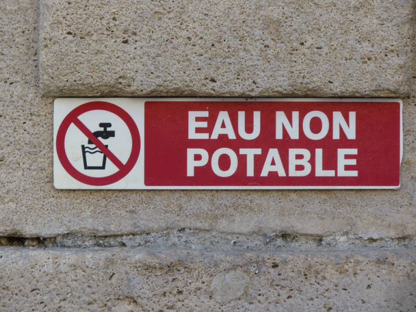 туалетні не придатна для пиття (тобто не питну воду) Попереджувальний знак, що написаний французькою мовою - Фото, зображення