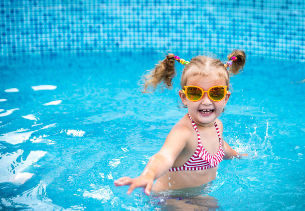 Piccola bella ragazza si diverte in piscina
  - Foto, immagini