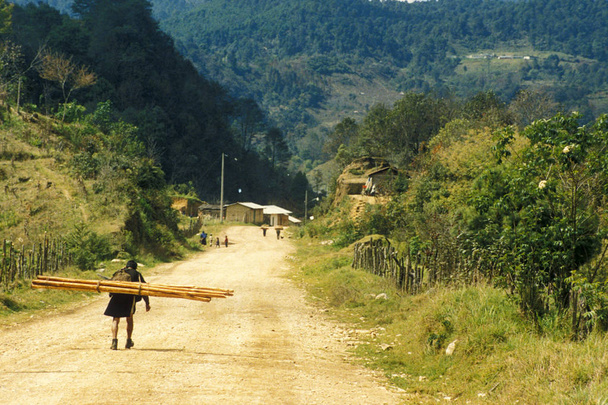México, Chiapas - Enero de 1990: Aldea Maya Indio en las Montañas de la Provincia Chiapas en México en Centroamérica
.      - Foto, imagen