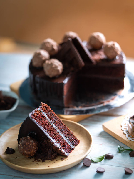 Ev yapımı çikolata ganache pastasından atış kapatın  - Fotoğraf, Görsel