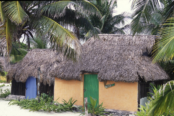 México, Chichén Itzá - Enero, 2009: Un Hotel Bungalow en la playa de Tulum en la Provincia Quintana Roo en México en Centroamérica
. - Foto, imagen