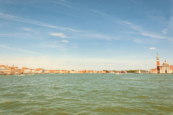 Panoramisch uitzicht op Venetië van de zee tijdens de dag - Foto, afbeelding