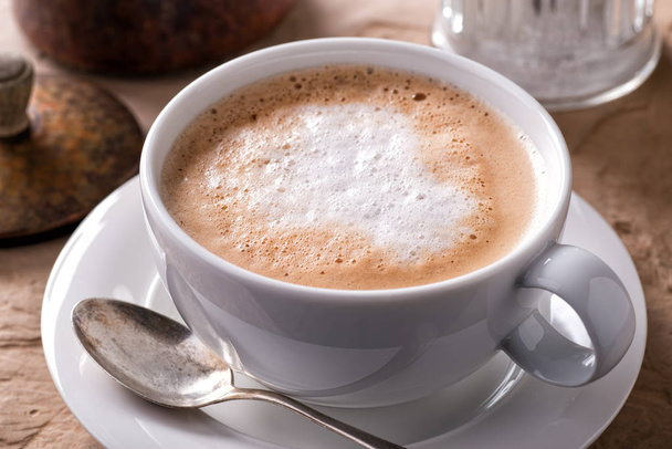 Šálek lahodné horké a pěnovité café latte. - Fotografie, Obrázek