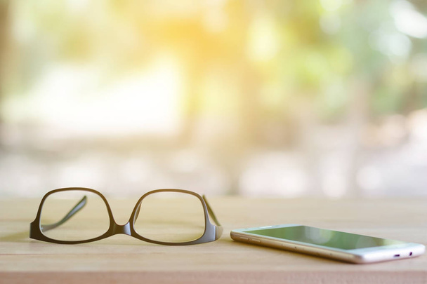 Gli occhiali sul telefono sono posizionati sul tavolo. cura degli occhi dalla tecnologia
. - Foto, immagini