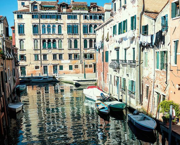 Маленький канал у середньовічному центрі Венеції - Фото, зображення