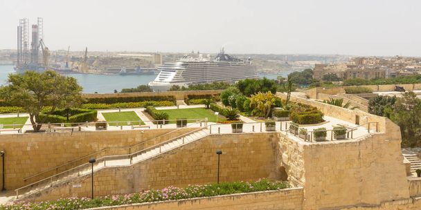 Pohled přes horizontální fotografie Herbert Ganado zahrady Valletta Malta léta 2018 - Fotografie, Obrázek