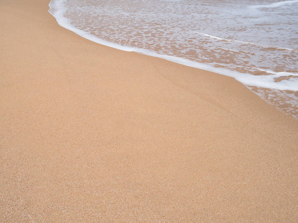 lähikuva hiekka pohjakerroksessa ja vesi meren rannalla
  - Valokuva, kuva