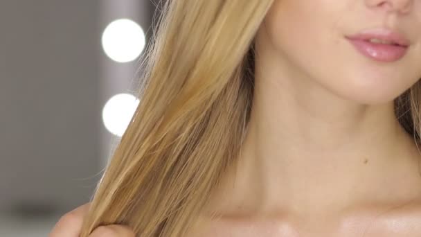 Frau mit blonden Haaren und blauen Augen im Spiegelzimmer - Filmmaterial, Video