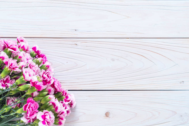 pink spring flower on wooden background - Foto, afbeelding