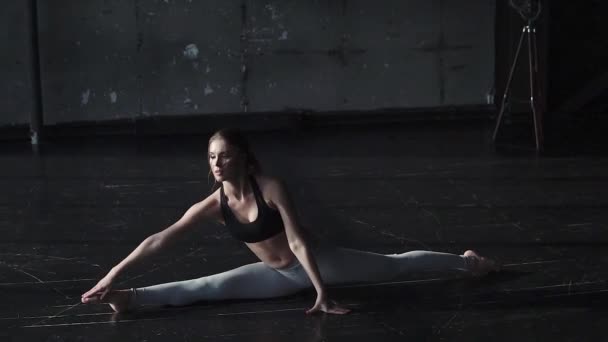 yoga. jovencita haciendo estiramiento sentado en el suelo en una cuerda. cámara lenta
 - Imágenes, Vídeo