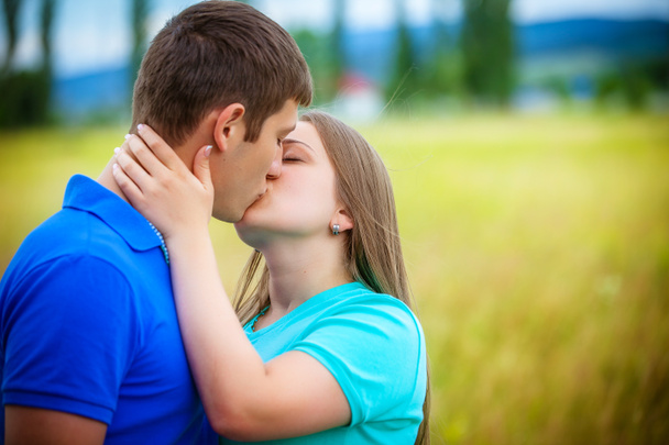 Ρομαντικό ζευγάρι φιλί ποζάρει στο πάρκο - Φωτογραφία, εικόνα