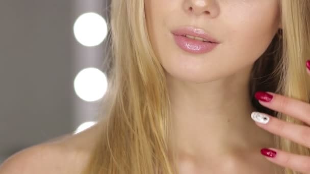Frau mit blonden Haaren und blauen Augen im Spiegelzimmer - Filmmaterial, Video
