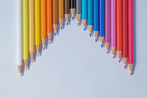 veel kleurrijke pennen in verschillende regelingen - Foto, afbeelding