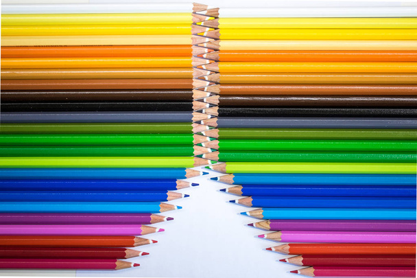 çeşitli düzenlemelerde çok renkli kalemler - Fotoğraf, Görsel