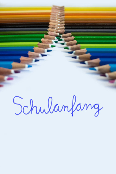 muitas canetas coloridas em vários arranjos com matrícula escolar como uma inscrição em alemão
 - Foto, Imagem