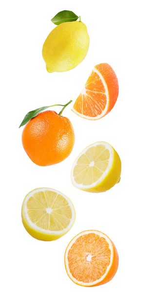 Naranja y limón voladores aislados sobre fondo blanco
 - Foto, imagen