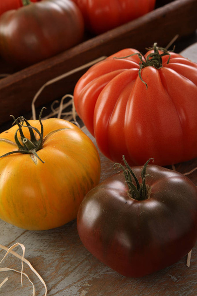 приготування змішаної спадщини помідорів
 - Фото, зображення