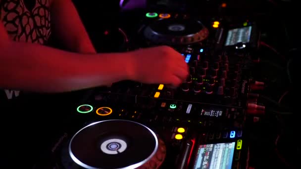 DJ αναμείξεως δεξιότητες κατά τη διάρκεια της απόδοσης - Πλάνα, βίντεο