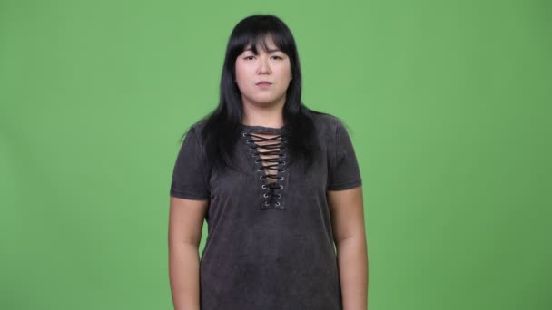 Linda mulher asiática com excesso de peso sorrindo com os braços cruzados
 - Filmagem, Vídeo