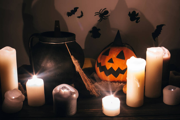 楽しいハロウィンをお過ごし下さい。ジャック o ランタン キャンドル、ボウル、魔女のほうき、コウモリ、カボチャは、暗い不気味な部屋で背景に幽霊します。秋のハロウィーンのイメージです。怖い大気瞬間 - 写真・画像