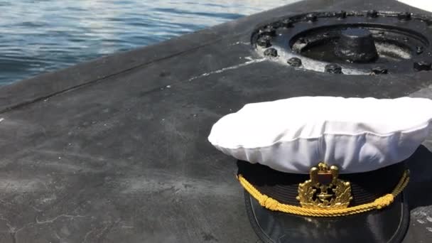 港に潜水艦の甲板上ルーマニア海軍士官帽子. - 映像、動画