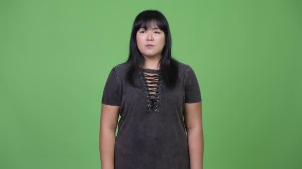 Feliz excesso de peso mulher asiática apontando dedo
 - Filmagem, Vídeo