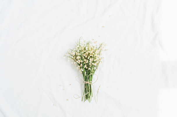 Lily Vadisi çiçek beyaz arka plan üzerinde - Fotoğraf, Görsel