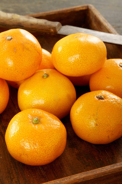 新鮮な熟したオレンジ色の果物を準備します。 - 写真・画像
