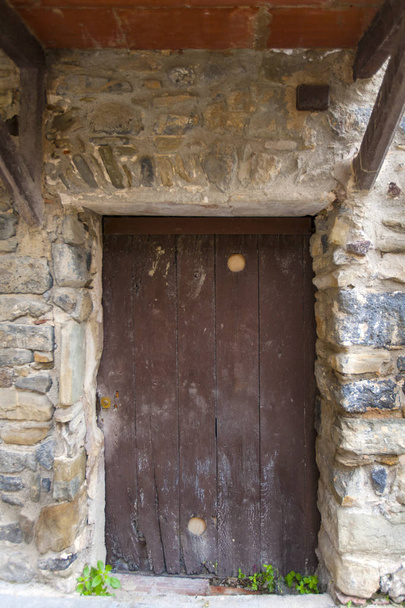 Старая деревянная дверь в Испании
 - Фото, изображение